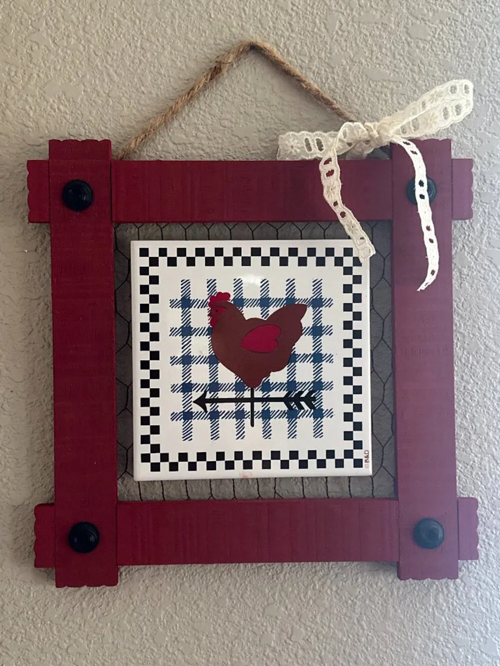 Wood Frame Chicken Wire Hanging Plaque ceramic Barnyard Scene Farmhouse Decor